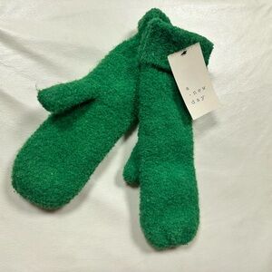 NWT - A New Day Green Mittens